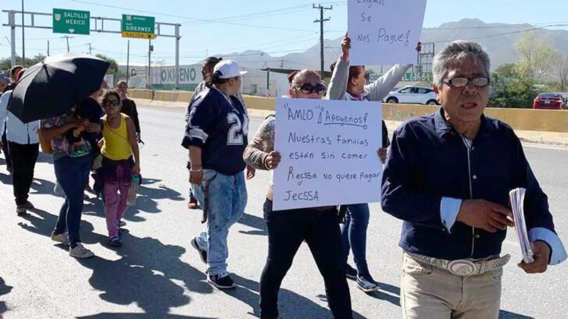 Trabajadores se manifiestan por adeudos de AHMSA_